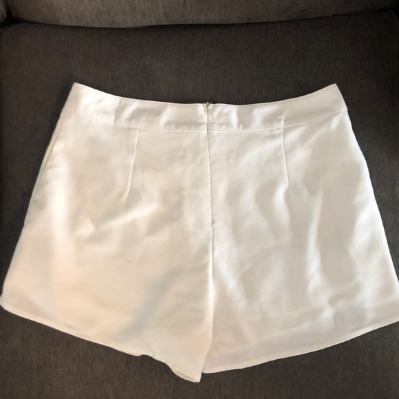White skirt - Picture 3 of 3